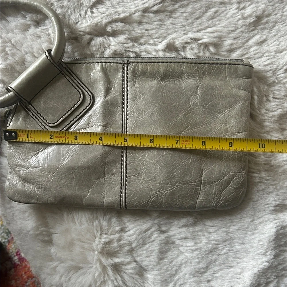 Hobo wristlet in light grey leather - Picture 6 of 8